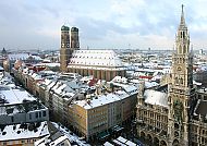 Frauenkirche und Rathaus im Winter