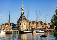 Historischer Turm Hoofttoren im Hafen Hoorn