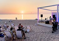 Musik am Strand bei Sonnenuntergang