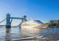 MS Hamburg vor der Tower Bridge