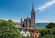 Häuserreihe vor der St. Colman's Church (Cobh)