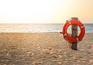 Strand mit Rettungsring