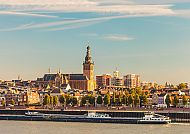 Stadt Nijmegen bei Sonnenuntergang mit dem Fluss Waal