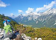 wanderreisen-zugspitze-bergpanorama-wanderrucksack