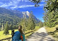 wanderreisen-zugspitze-leutasch-ehrwald-wanderer-weg-berge