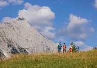 wanderreisen-zugspitze-leutasch-gaistal-berg-wanderer