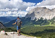 wanderreisen-zugspitze-wanderer-ausblick