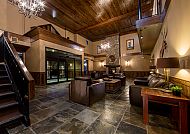 Glacier Mountaineer Lodge, Lobby